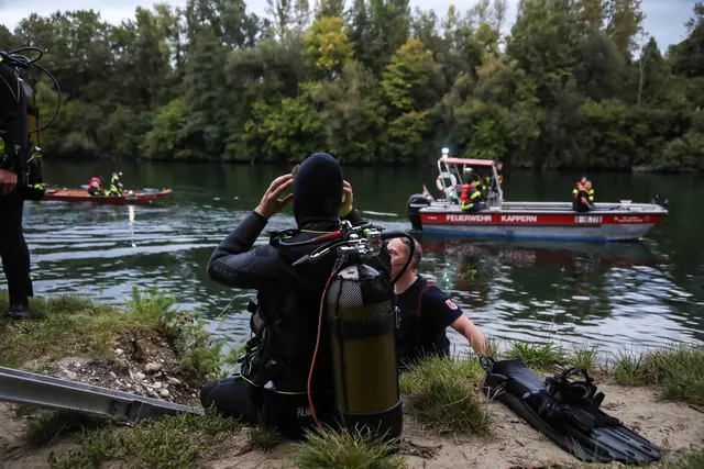 Suchaktion an und in der Traun bei Marchtrenk: Feuerwehren und Polizei versuchten eine vermisste Frau mit Spürhund, Booten, Tauchern und Drohnen zu finden. | Foto: laumat.at