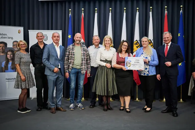 Ehrung Waldhausen im Strudengau (1. Platz): Gesunde-Gemeinde-Regionalbetreuerin Eva-Maria König, Thomas Schwarzenbrunner, Bürgermeister Franz Gassner, Hermann Bauer, Martin Zeh, Landeshauptmann-Stellvertreterin Christine Haberlander, Elisabeth Hinterleithner-Prandstätter, Sylvia Waidhofer, Landeshauptmann Thomas Stelzer. | Foto: Land OÖ/Peter Mayr