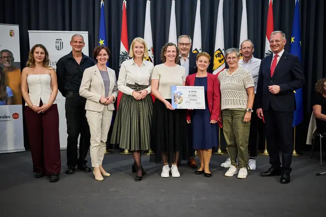 Platz 4 für Ternberg: Ternberg, Martina Willeitner (Regionalbetreuerin), Thomas Schwarzenbrunner, Landtagsabgeordnete Regina Aspalter, LH-Stv.in Christine Haberlander, Andrea Steindler, Bgm. Günther Steindler, Mirjam Schörkhuber, Ingrid Maerckinger, Norbert Hochmuth, LH Thomas Stelzer (v. li.). | Foto: Land OÖ/Peter Mayr