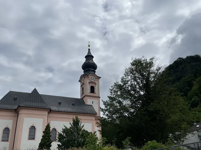 Mystische Wolkenstimmung: die Kirche in Salzburg-Gnigl | Foto: Lisa Gold