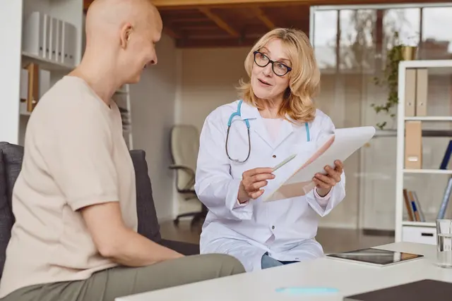 Die KL Academy bietet ab Herbst 2025 einen Zertifikatslehrgang im „Management onkologischer Patient:innen im niedergelassenen Bereich“ | Foto: AdobeStock/Seventyfour
