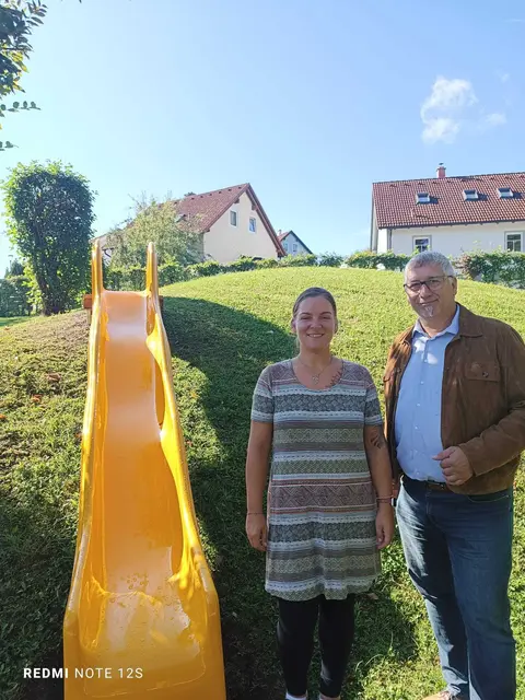 Bürgermeister Günter Buchner und Kindergartenleiterin Vanessa Götz begutachten die neue Rutsche gemeinsam. | Foto: Gemeinde Eschenau
