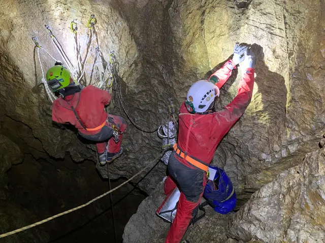 Der Aufbau von Seilsicherungen und Verankerungen zur Rettung einer verunglückten Person ist aufwendig und herausfordernd. | Foto: Höhlenrettung Eisenerz
