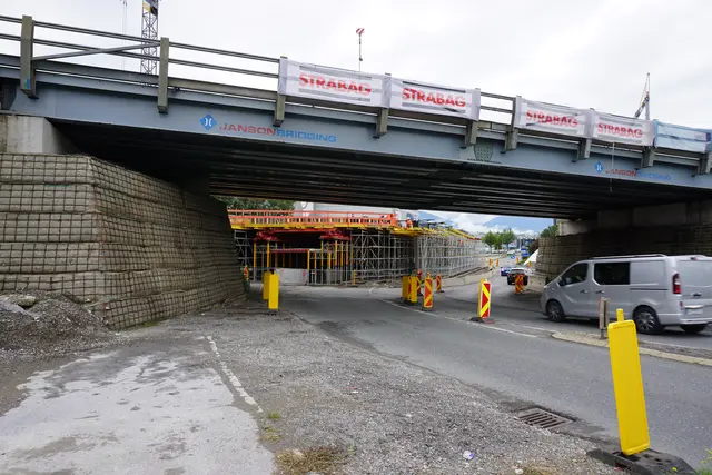 Die alte Brücke wurde bereits abgerissen, derzeit fahren die Autos über eine Hilfsbrücke.  | Foto: Huber