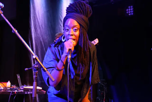 Sängerin Akua Naru gab ein mitreißendes Konzert im Jazzit.