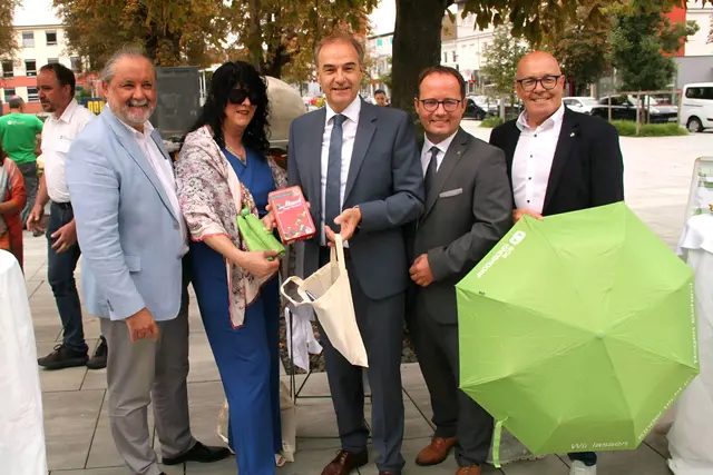 Bezirkshauptmann Peter Bubik, Pädagogische Leiterin Anita Bürger, Landesrat Leonhard Schneemann, SOS KInderdorfleiter Marek Zeliska und Bgm. Georg Rosner beim 5-Jahres Fest der SOS-Einrichtung Oberwart. | Foto: Peter Seper