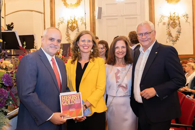 Matthias Grün, Vorsitzender des Vorstandes der Esterhazy Betriebe AG, Landeshauptmann-Stellvertreterin Anja Haider-Wallner, Andrea Steiner, Eisenstadts Bürgermeister Thomas Steiner bei der Eröffnung des Herbstgold-Festivals 2025 im Haydnsaal von Schloss Esterhazy. | Foto: Landesmedienservice Burgenland