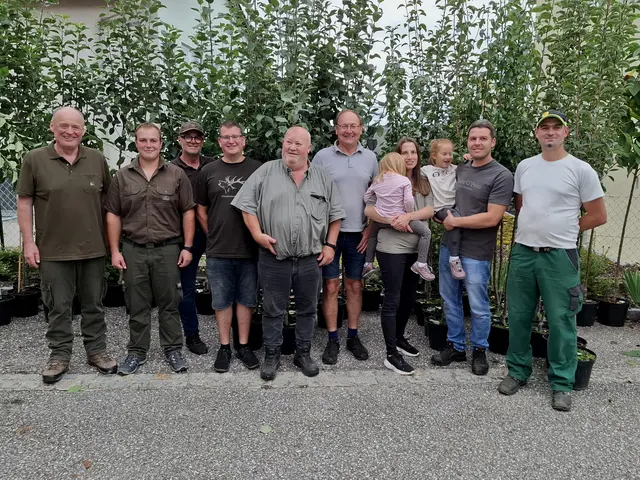 1.000 Sträucher und 260 Obstbäume von den Pabneukirchner Jägern gratis verteilt. Jagdleiter Andreas Ebner, links.  | Foto: Zinterhof
