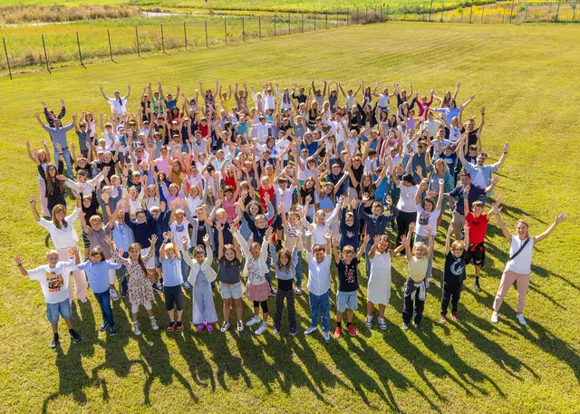 Die Schülerinnen und Schüler der 1ABCD, 2ABC, die Lehrpersonen, die Schulärztin und der Schulwart des Gymnasiums Gerasdorf. | Foto: Fotostudio Semrad