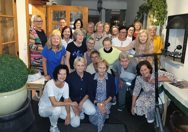 Organisatorin Barbara Gattermann (Bildmitte) freut sich über die rege Beteiligung am Klassentreffen nach 52 Jahren in Bad Hall. 