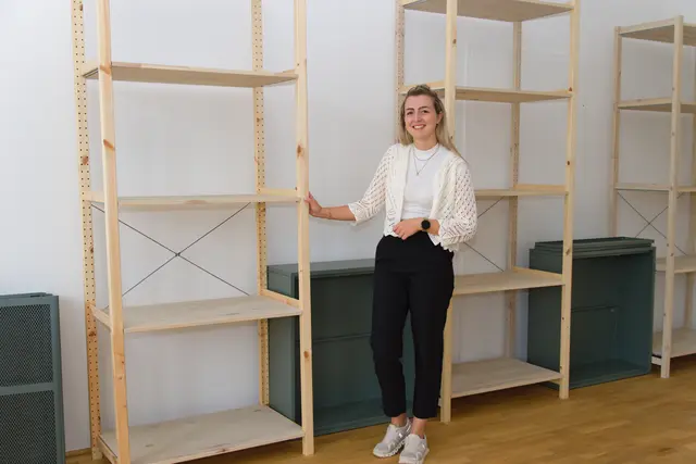 Anja Karl ist voll dabei ihr eigenes Büro in ihrem neuen Betrieb einzurichten. | Foto: Alfred Hofer