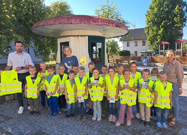 Bürgermeister Andreas Straßer, Klassenlehrerin Karin Holzbrecher und Schulleiterin Astrid Steindl mit den Kindern der 1. Klasse Volksschule. | Foto: Marktgemeinde Echsenbach