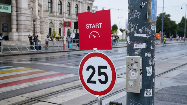 25 km/h sollten die Bim-Fahrerinnen und Bim-Fahrer fahren. Der Tacho wurde dabei jedoch abgeklebt. | Foto: Andreas Pölzl/MeinBezirk