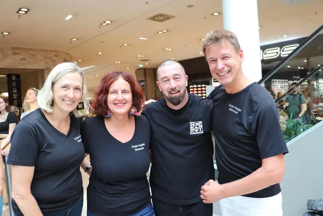 Gebärden-Rapper Brani Zunami (2.v.r) mit dem Team von Soziale Projekte Steiermark Sigrid Wirwoll sowie Doris und Herbert Reiter. | Foto: Edith Ertl