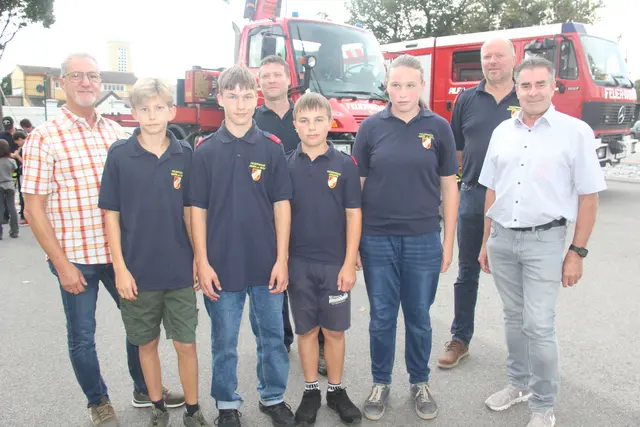 Bürgermeister Meißl mit Feuerwehrmitgliedern. | Foto: Raimund Mold