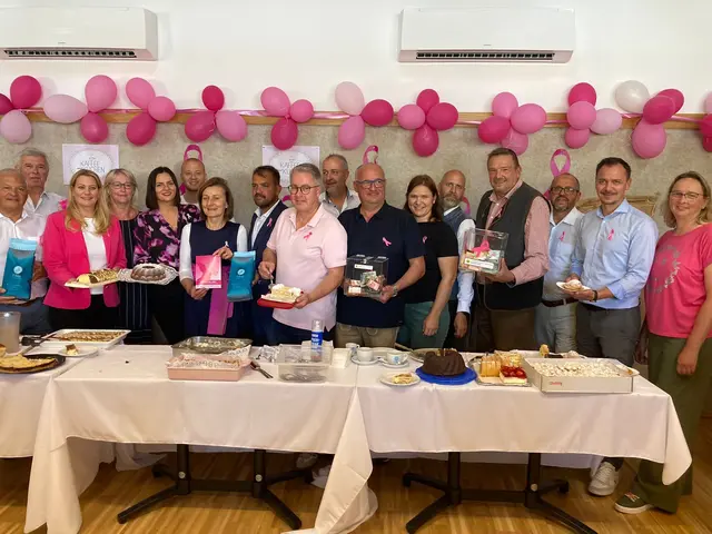 Die Bürgermeisterinnen und Bürgermeister der Region rund um Landesrätin Daniela Winkler, Landtagspräsidentin Astrid Eisenkopf und Geschäftsführerin der österreichischen Krebshilfe Andrea Konrath freuten sich, gemeinsam ein Zeichen für die nationale Brustkrebsstiftung zu setzen.