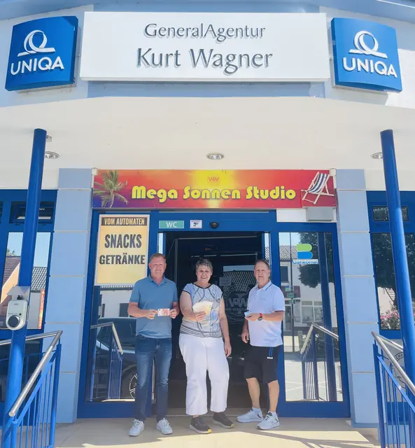 Bürgermeisterin Andrea Reichl und die beiden Agentur-Geschäftsführer Kurt und René Wagner sind froh, dass wieder Bargeldabhebungen möglich sind. | Foto: Gemeinde Deutsch Kaltenbrunn