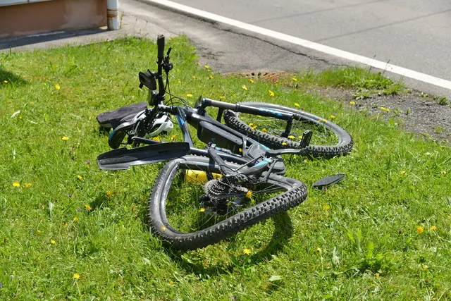 Neben Verletzungen am Knie und an der Hand wurde auch das E-Bike des 13-Jährigen stark beschädigt. | Foto: Zoom Tirol