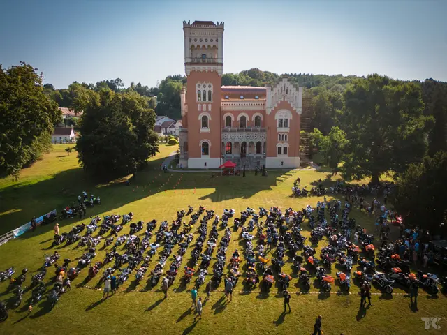 Biker vor Schloss Rotenturm | Foto: HDCT