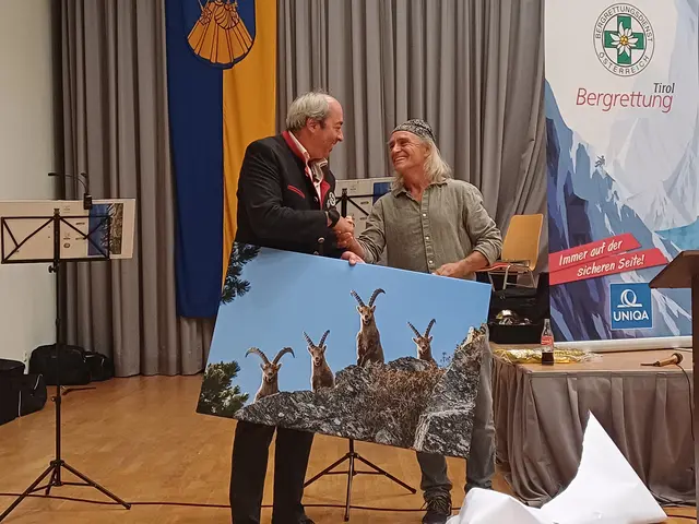 Heinz Zak übergibt seinem Freund und Bergretterkollegen Christian Walter ein Bild, das er in Galtürs Bergen (Jamtal) aufgenommen hat | Foto: Monika Hammerl