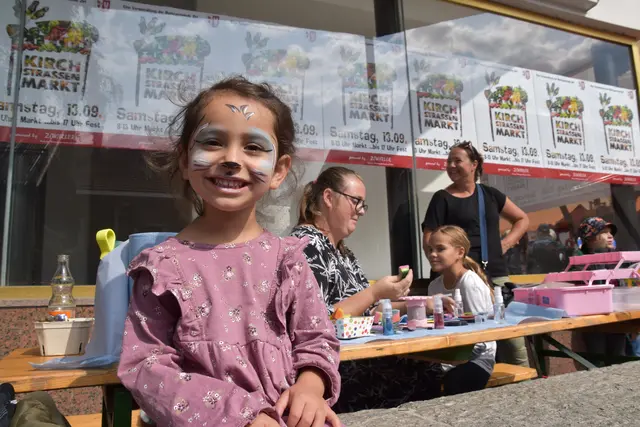 Stolz zeigt sich Alysha nach dem Kinderschminken, eines der Programmpunkte für Kinder beim Kirchstraßenmarkt. Tausende Besucher ließen sich die Produkte der 40 Standler, kulinarisches und musikalisches nicht entgehen.