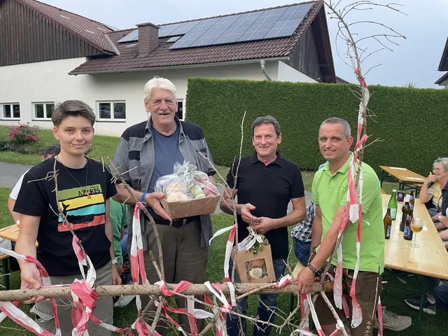 Beim Maibaum-Schätzspiel gab es zwei glückliche Gewinner. | Foto: MeinBezirk/Helmut Riedl