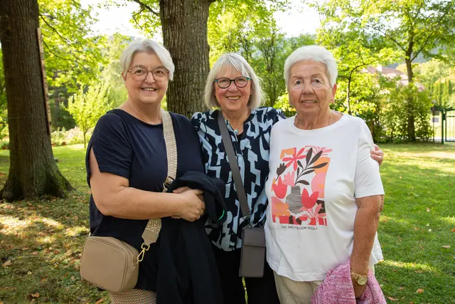 Renate Gruber, Galeristin Rita Peterson und Elfriede Gruber im schönen Villenpark. | Foto: er