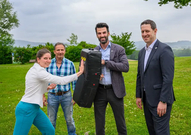 Johanna Grames (Vizepräsidentin Judo Niederösterreich), Thomas Lampl (Selbstverteidigungstrainer), LH-Stellvertreter Udo Landbauer, Thomas Stückler (Präsident Judo Niederösterreich) (v.l.). | Foto: NLK Burchhart