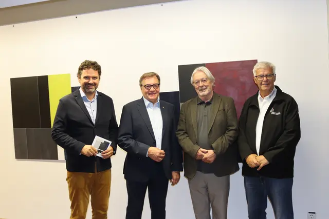 Stadtrat Peter Vöhl, Altlandeshauptmann und Laudator Günther Platter, Künstler Karl Gitterle und Christian Rudig (Obmann Bezirksmuseumsverein), (v.l.).  | Foto: Elisabeth Zangerl