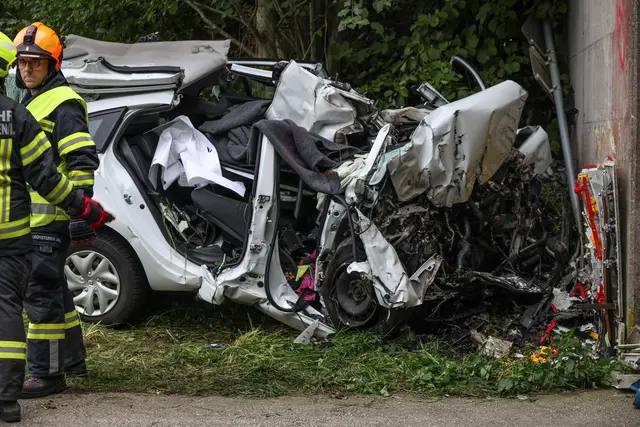Ein 61-jähriger Mann aus dem Bezirk Grieskirchen verunglückte am 12. September 2025 auf der Holzinger Straße tödlich, als er ungebremst gegen eine Betonstützwand fuhr. | Foto: laumat/Matthias Lauber