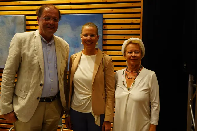 Am Samstag besuchte Landeshauptmann-Stellvertreterin Anja Haider-Wallner (Bildmitte) die Literaturtage im Weinwerk und wurde von Jakob Perschy, Präsident des Vereins Pirol, und Karin Ivancsics, der künstlerischen Leiterin begrüßt | Foto: Andrea Glatzer