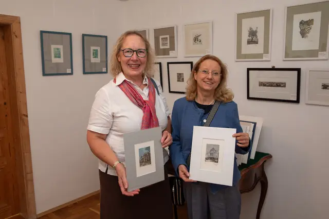 Musikerin Dorothea Stepan und Künstlerin Alexandra S. Vogler, die in der Villa im Park in Sieding Aquarelle und Radierungen ausstellt.  | Foto: er