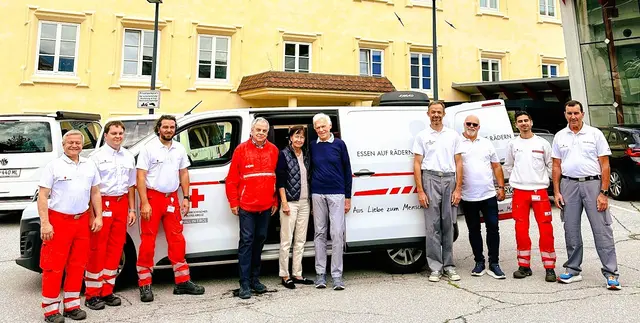 Aktive und ehemalige ehrenamtliche Mitglieder zusammen mit Obmann A. Hlavac (li) mit Funktionspersonal | Foto: ÖRK Hall