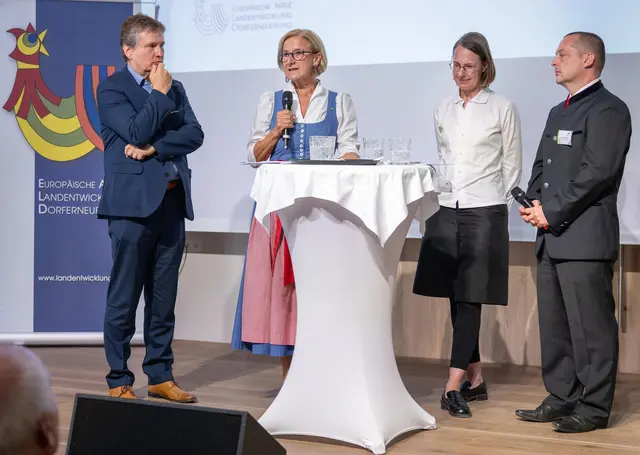Bei der Podiumsdiskussion der Dorferneuerungskonferenz in Luberegg: Universitätsprofessor Manfred Miosga, Landeshauptfrau Johanna Mikl-Leitner, Juryvorsitzende Professorin Nadja Häupl und Dorf- und Stadterneuerung Geschäftsführer Johannes Wischenbart. | Foto: NLK Khittl