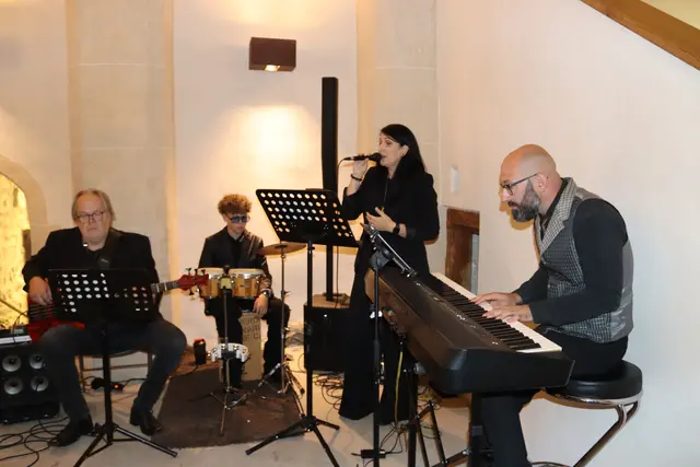 Umrahmten die Vernissage musikalisch, die "Spontan Vernissage Band für Karl Gitterle" mit Peter und Patrick Donnemiller, Sängerin Manuela Kranebitter und Johannes Nagele.  | Foto: Elisabeth Zangerl