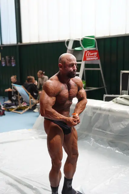 Beim Bodybuilding geht es vor allem darum, möglichst viel Muskulatur unter einem sehr niedrigen Körperfettanteil zu präsentieren.