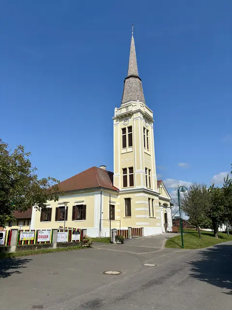 Der Glockenturm wurde vor 100 Jahren neu errichtet.  | Foto: Elisabeth Kloiber