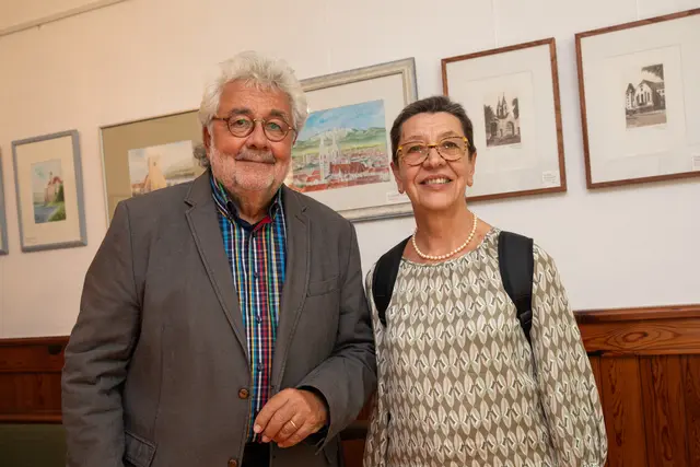 Künstler Leo Neugebauer, der im vergangenen Jahr in der Villa seine Werke ausstlellte und Gabriele Roch. | Foto: er