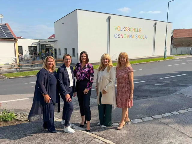 VS Direktorin Isabella Radatz-Grauszer, BEd MSc, Bürgermeisterin Eva Karacson, Landtagspräsidentin Astrid Eisenkopf, Karin Vukman-Artner, Leiterin der Abteilung Minderheitenschulwesen in der Bildungsdirektion Burgenland und Schulqualitätsmanagerin Michaela Seidl vor der neuen Volksschule in Zillingtal. | Foto: Büro LTP Eisenkopf / Reinprecht