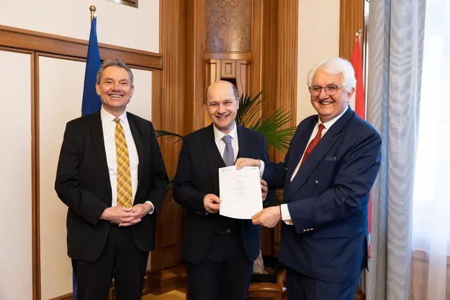 Fädelten die österreichweite Bankomat-Initiative ein: Nationalbank-Direktor Eduard Schock, Gemeindebund-Präsident Johannes Pressl, Nationalbank-Gouverneur Robert Holzmann (von links). | Foto: Nationalbank/C. Stöckl