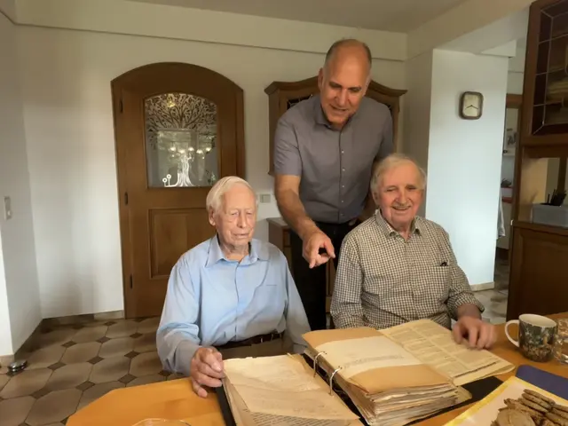 Entdeckungen in Protokollen der Nachkriegszeit: Die Kammersekretäre Peter Neumann (l.) und sein Nachfolger Markus Reisinger (r.) sowie der aktuelle Kammerobmann im Bezirk Deutschlandsberg Christian Polz. | Foto: MeinBezirk/Susanne Veronik