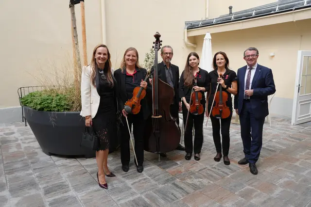 Maria Großbauer (li) und Franz Pribauer (re) begrüßten zusammen mit den Musikern die Gäste. | Foto: Stadttheater Wiener Neustadt
