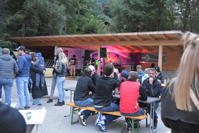 Einer der Besuchermagneten war der Hinterhof von Erhart Installationen, wo "The Fuel" zu Bier des Lions-Club Stubai-Wipptal rockten. | Foto: Kainz