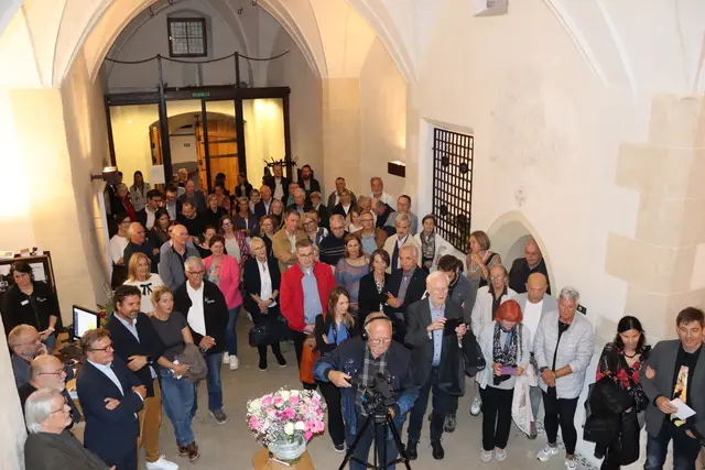 Die Vernissage war bestens besucht.  | Foto: Elisabeth Zangerl