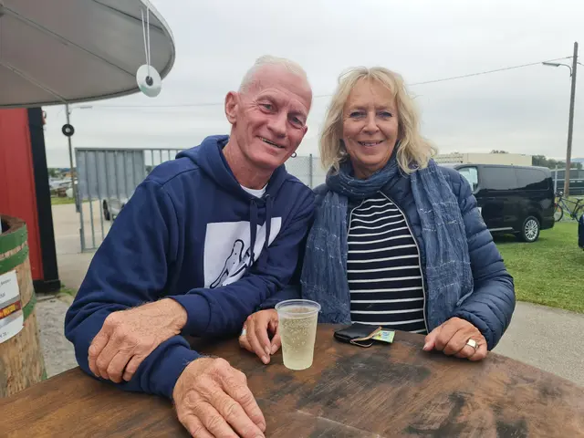 Dietmar und Birgitte Wallo genießen den Tag beim Sportfest in Spratzern. Sie erzählen, dass sie heute wegen der Veranstaltung vorbeigeschaut haben und auch sonst gerne mit dem Rad kommen, wenn das Wetter passt:
„Heute sind wir wegen des Sportfests hier – und wenn das Wetter passt, kommen wir auch sonst gerne mal mit dem Rad vorbei.“
 | Foto: Cornelia Strobl