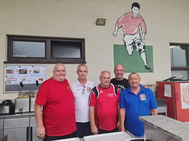 Das Organisationsteam der Spratzerner Sporttage: Obmann Michael Heinzel (2. v. l.) und Schriftführer Roland Janisch (2. v. r.) zeichneten verantwortlich für die Veranstaltung. Unterstützt wurden sie von Jürgen Glaser, Josef Hnilicka und Norbert Baumgartner, die vor allem an der Grillstation tatkräftig im Einsatz waren. | Foto: Cornelia Strobl 
