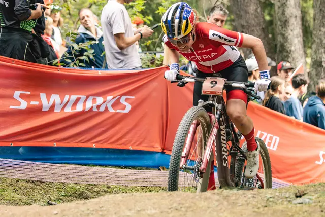 Lädiert von einem Sturz kämpfte Laura Stigger im Cross-Country-Rennen verbissen und landete auf Rang 16. | Foto: Ernst Lorenzi