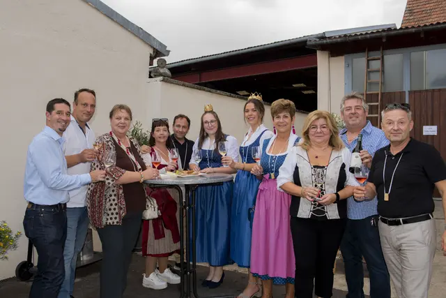 Auch Weinkönigin Maria IV. und Weinprinzessin Lena wollten sich die Feierlichkeiten nicht entgehen lassen. | Foto: Sophia Braun