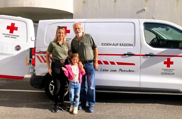 Obmann der Major Ignaz Straubschützen Kompanie Arno Pfleger mit Tocher und Enkelin | Foto: Straubschützen Hall