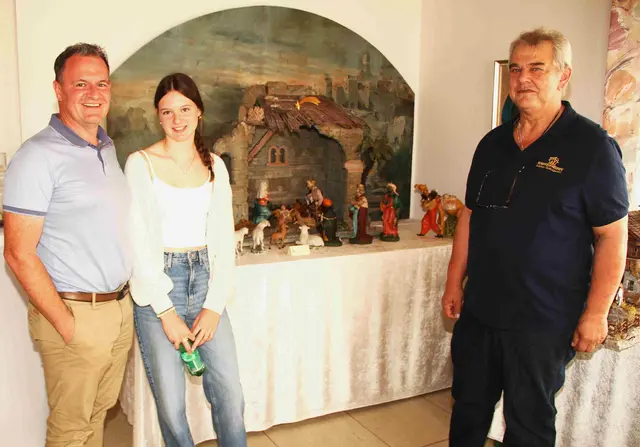 Bgm. Wolfgang Koller gratulierte Krippenbaumeister Heinz Koller für die Umsetzung der Idee eines Krippenbaumuseums in Kemeten. | Foto: Peter Seper